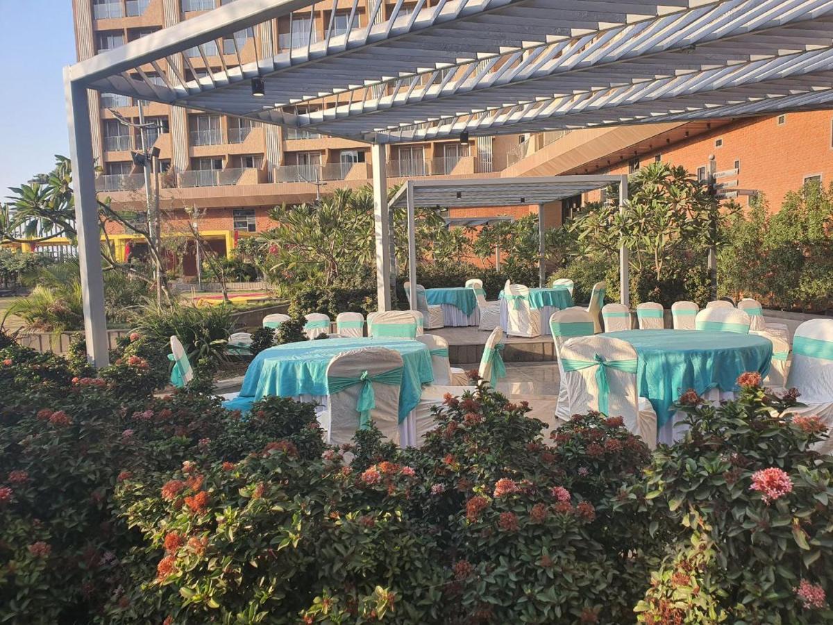 Weekend Address Managed By P.C Homes Сурат Экстерьер фото