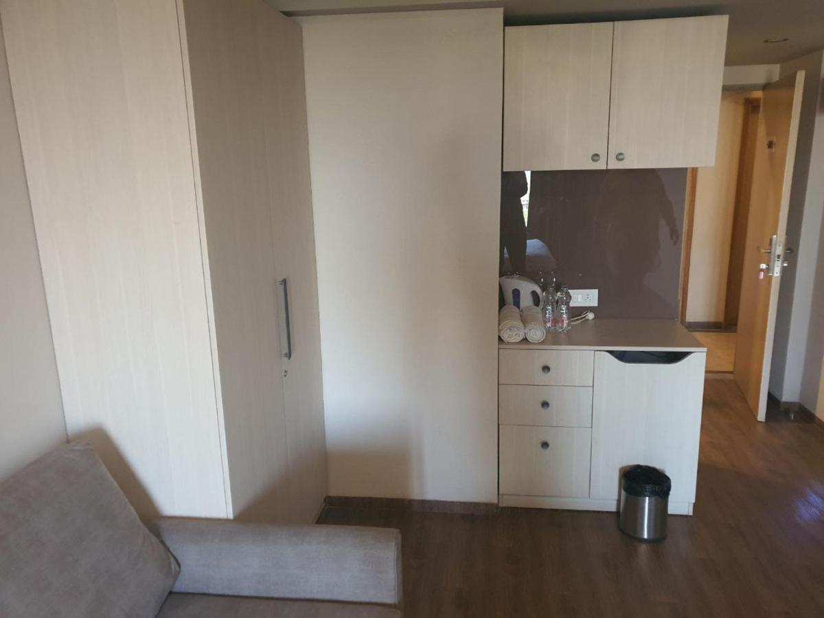 Weekend Address Managed By P.C Homes Сурат Экстерьер фото