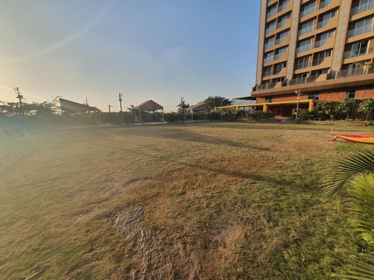 Weekend Address Managed By P.C Homes Сурат Экстерьер фото